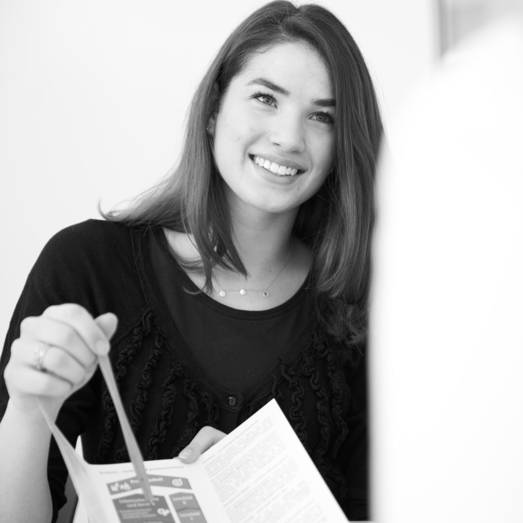 Frau berät mit Flyer