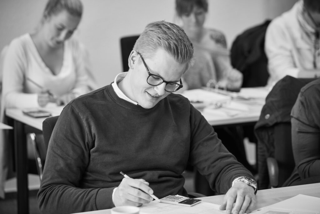 Schüler schreibt Text