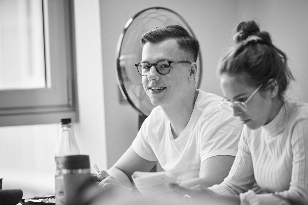 Zwei Personen bei der Fortbildung