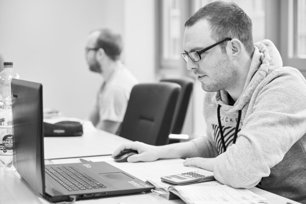 Seminarteilnehmer am Laptop